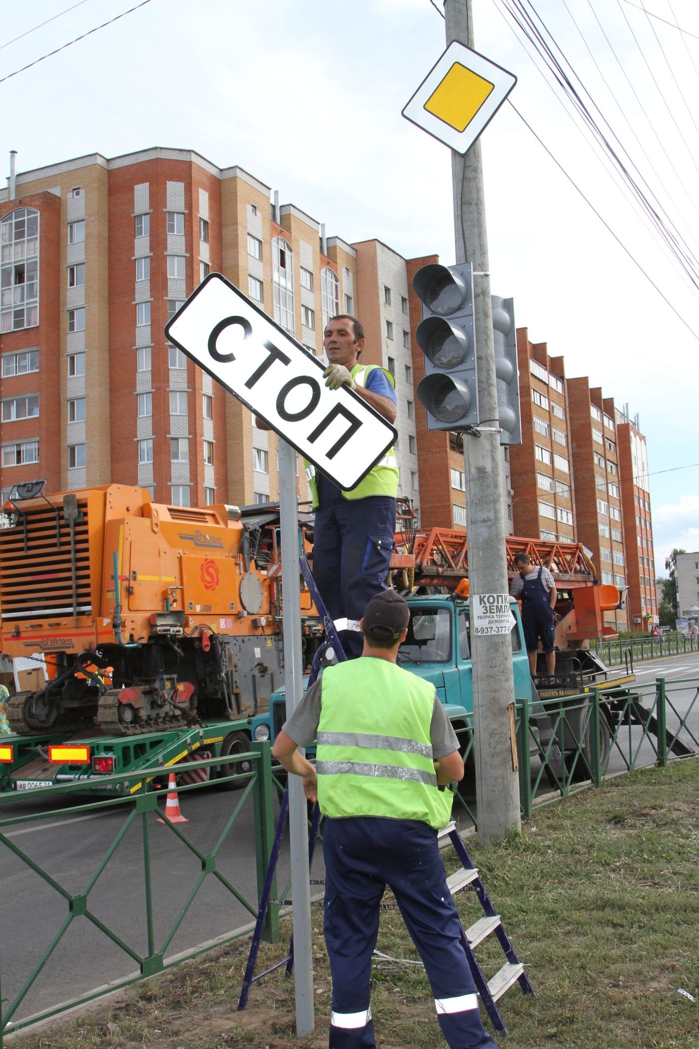 Установлен светофор на перекрестке улиц Б.Хмельницкого и Дементьева »  